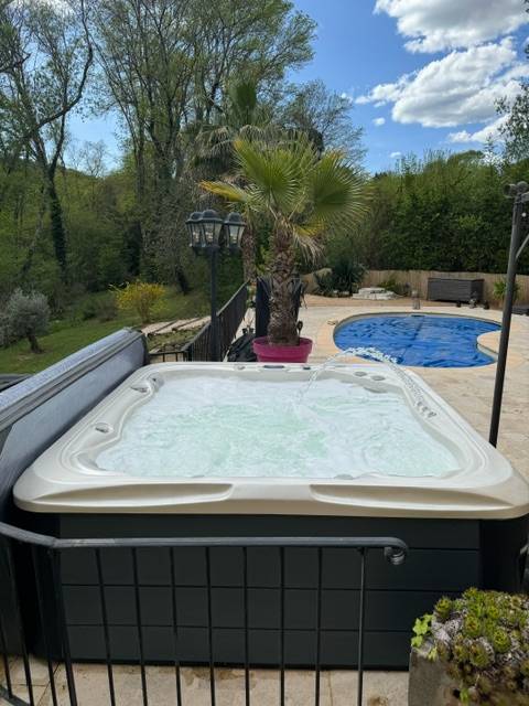 SPA 5 personnes RELAX 7 installé à Vins sur Caramy à côté de Brignoles